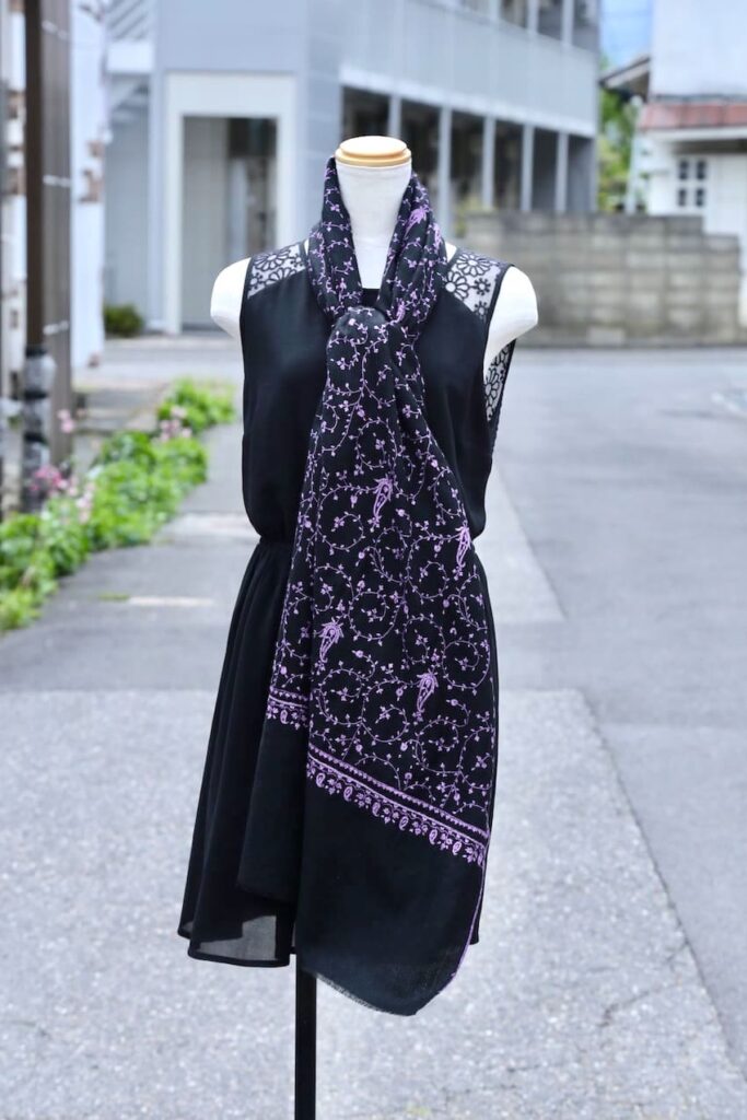 ロイヤルパープルの刺繍が映える雰囲気のある1枚 | ストール専門店