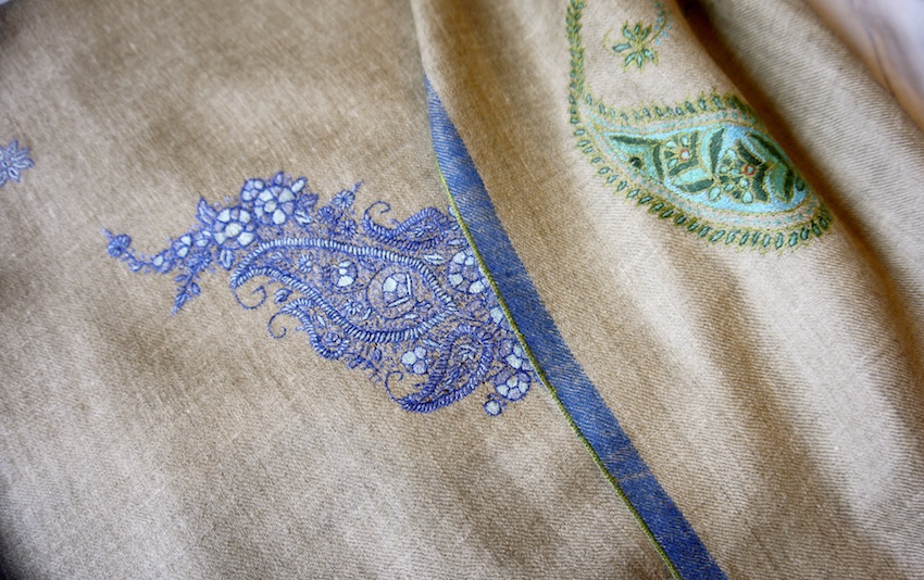 インド・カシミール渓谷で作られた世界に一つだけの針刺繍ショール＆膝掛け刺繍糸レーヨン100%